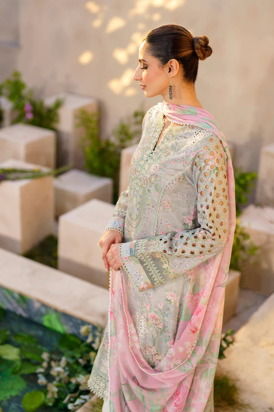 IZNIK - Embroidered Lawn 3- Piece Unstitched