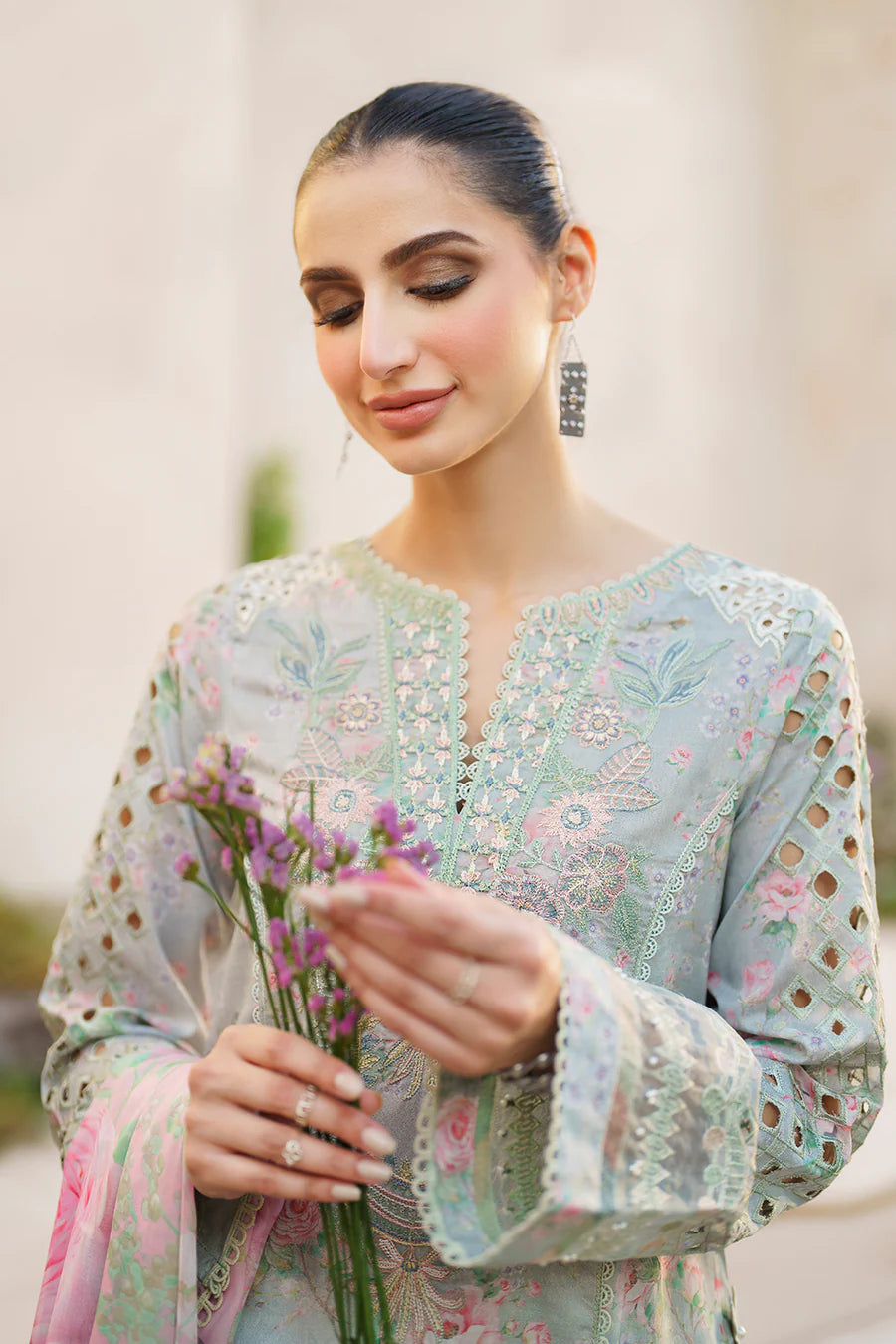 IZNIK - Embroidered Lawn 3- Piece Unstitched